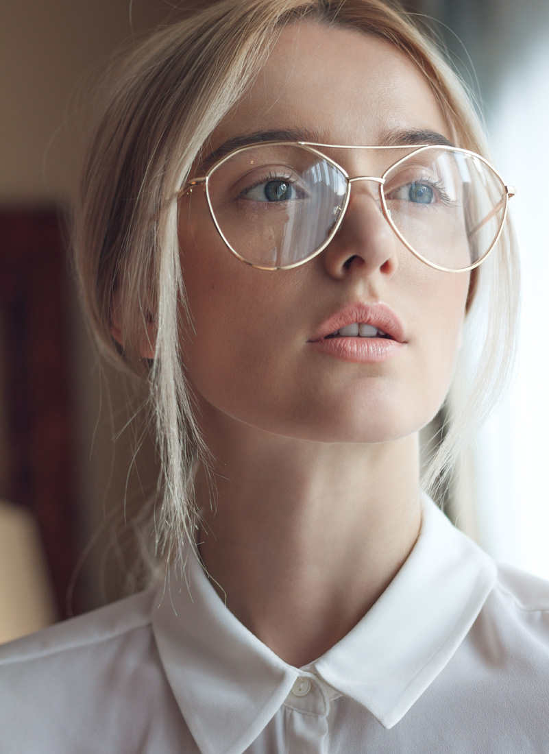 Femme portant des lunettes